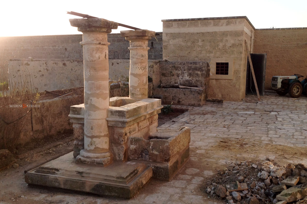 Pozzo In Pietra Rustica leccese Con Colonne In Tufo Marini E Gerardi